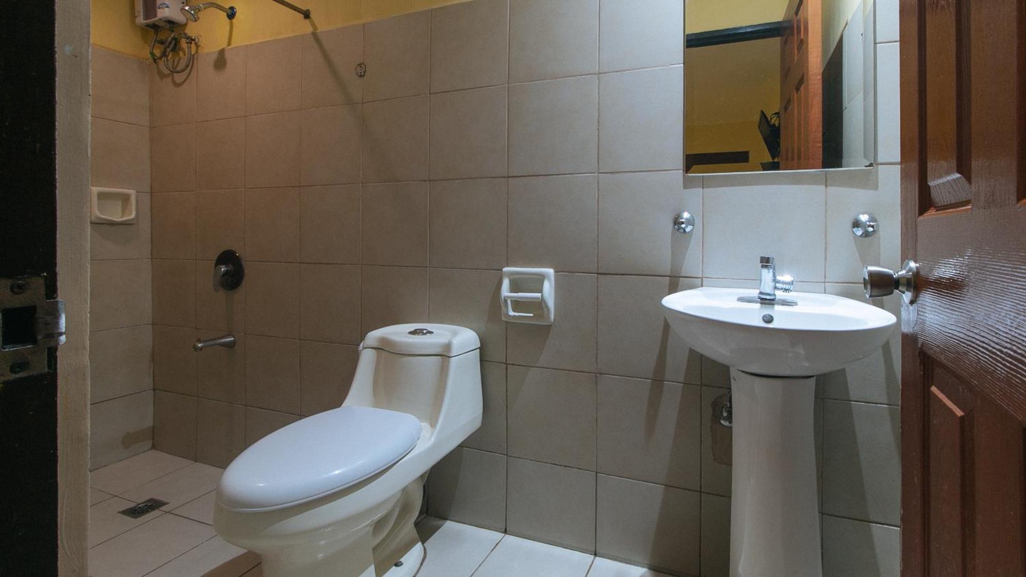 Reddoorz At Comfy Inn Ermita Маніла Екстер'єр фото